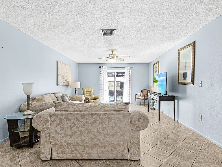 152 SW 47th Ter #4 — Photo 12