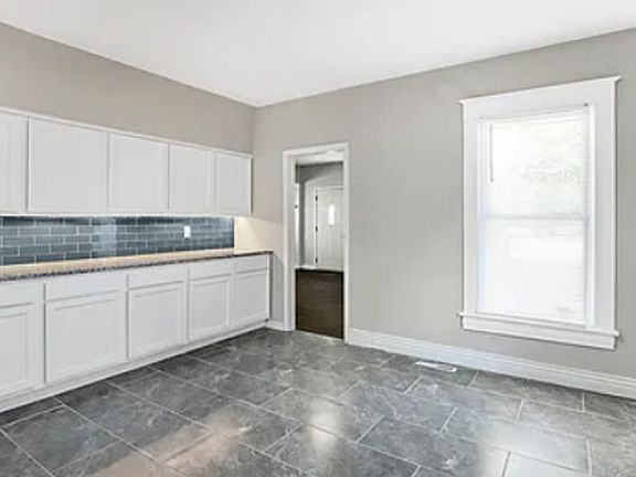 4th image of 834 Iroquois Ave