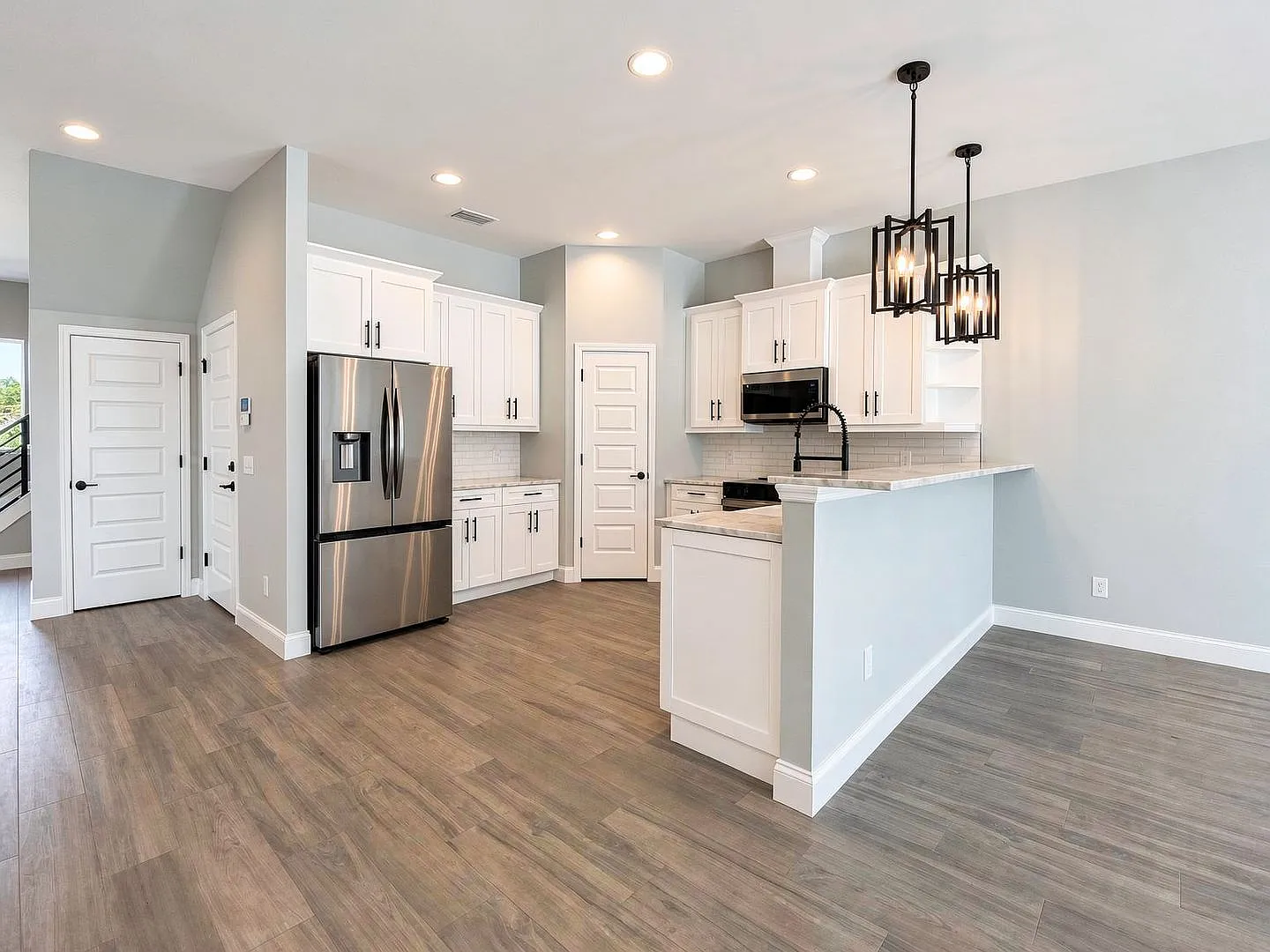 Stunning New Construction Villa for Rent Near Lake John — Photo 4