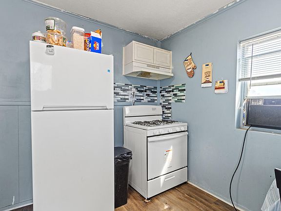 4th image of 1017 6th Ave