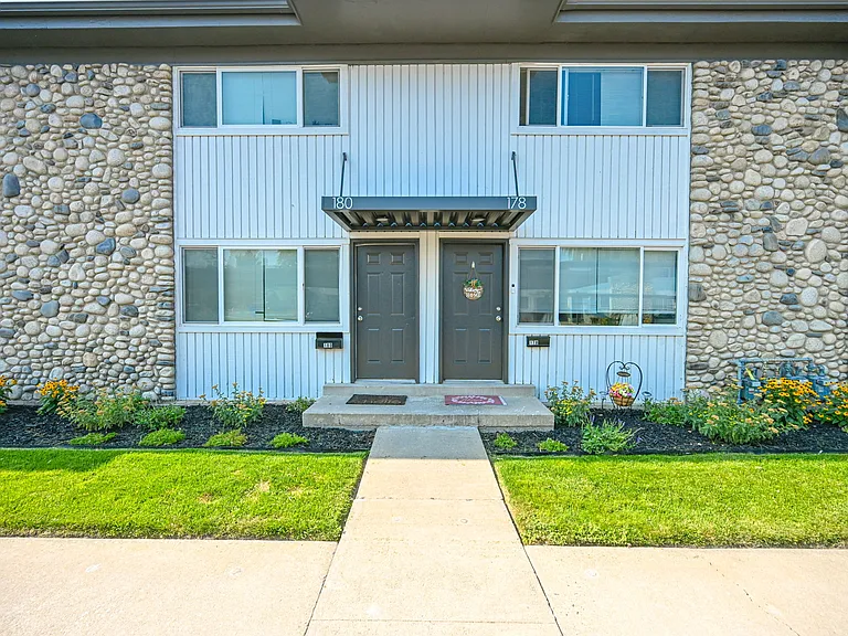 Townhouse Court — Photo 11
