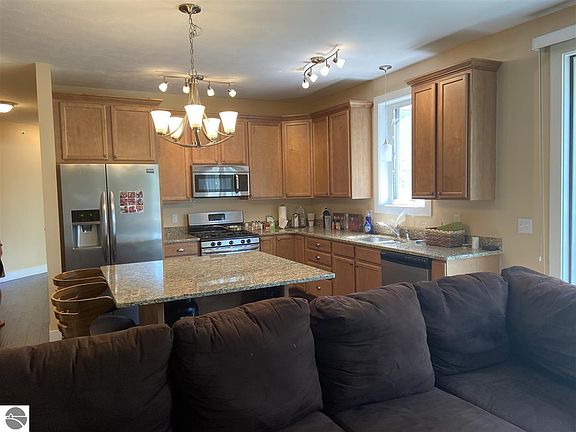 4th image of 119 E 8th St APT 4