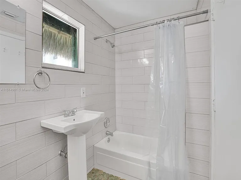900 N Surf Rd #2 — Photo 17