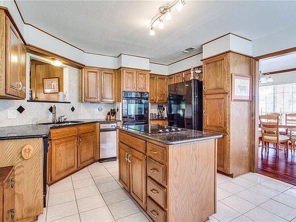 5th image of 621 John Charles Dr