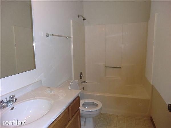 Peach Tree Bathroom 3