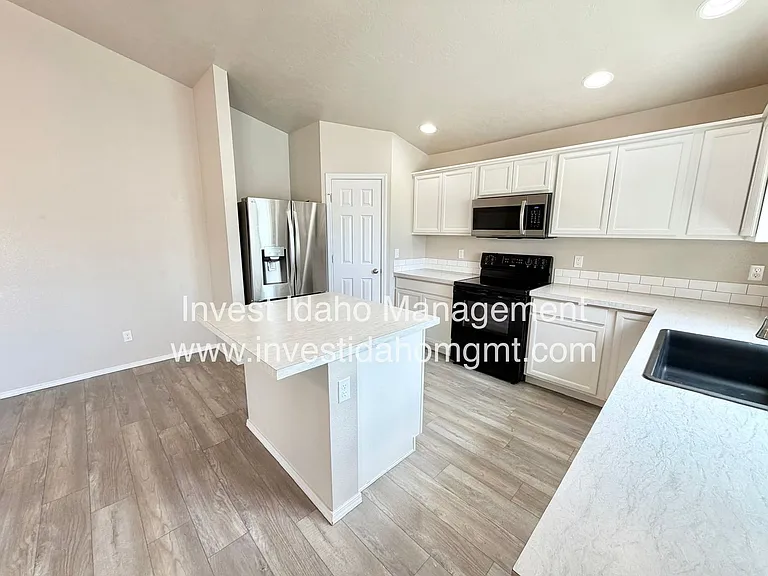 1441 W Sahara Dr — Photo 3