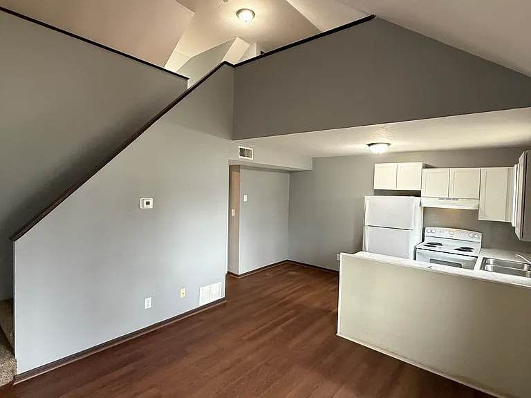 806 Pond St — Photo 2