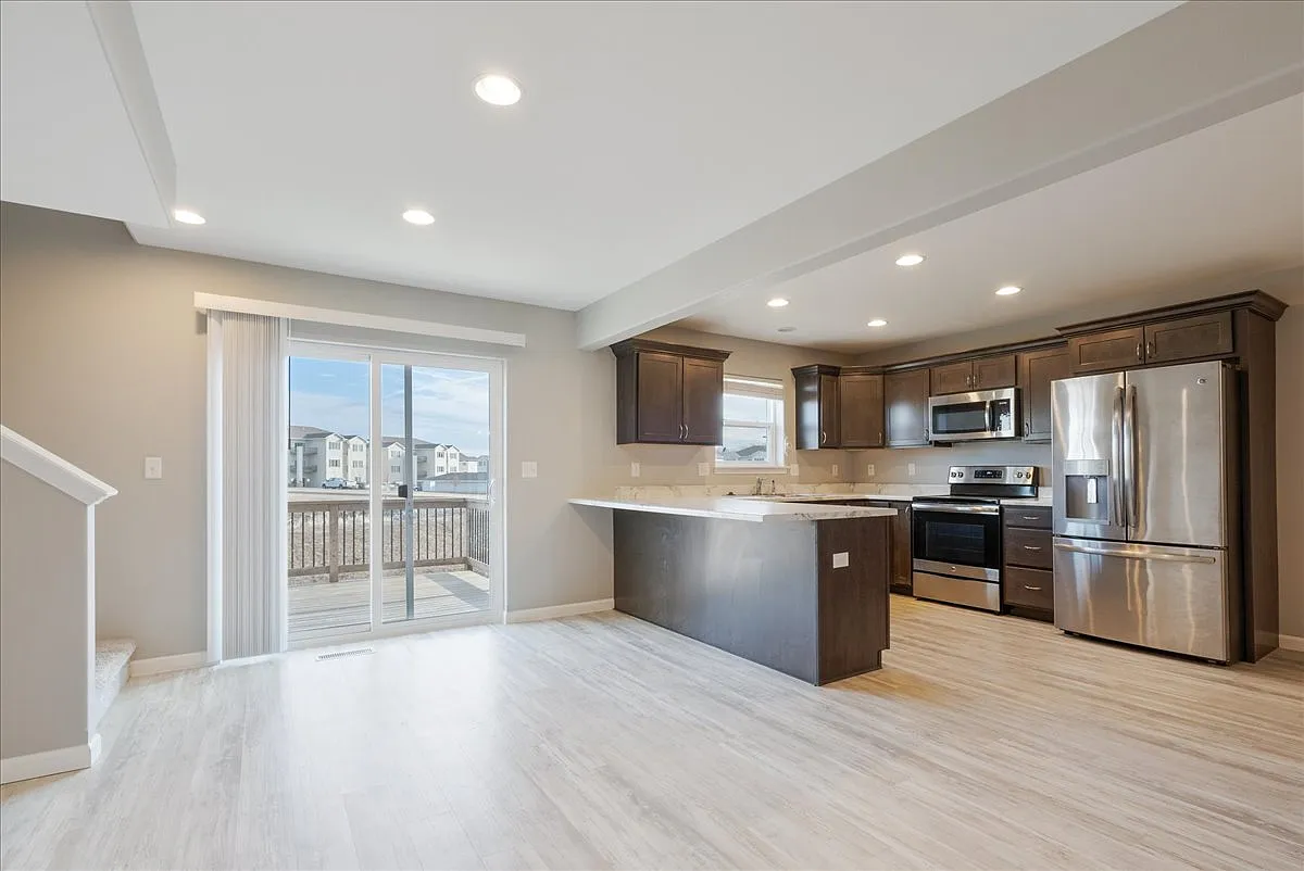 3 bed, 2.5 bath, 1600 sqft, $1,900 — Photo 4