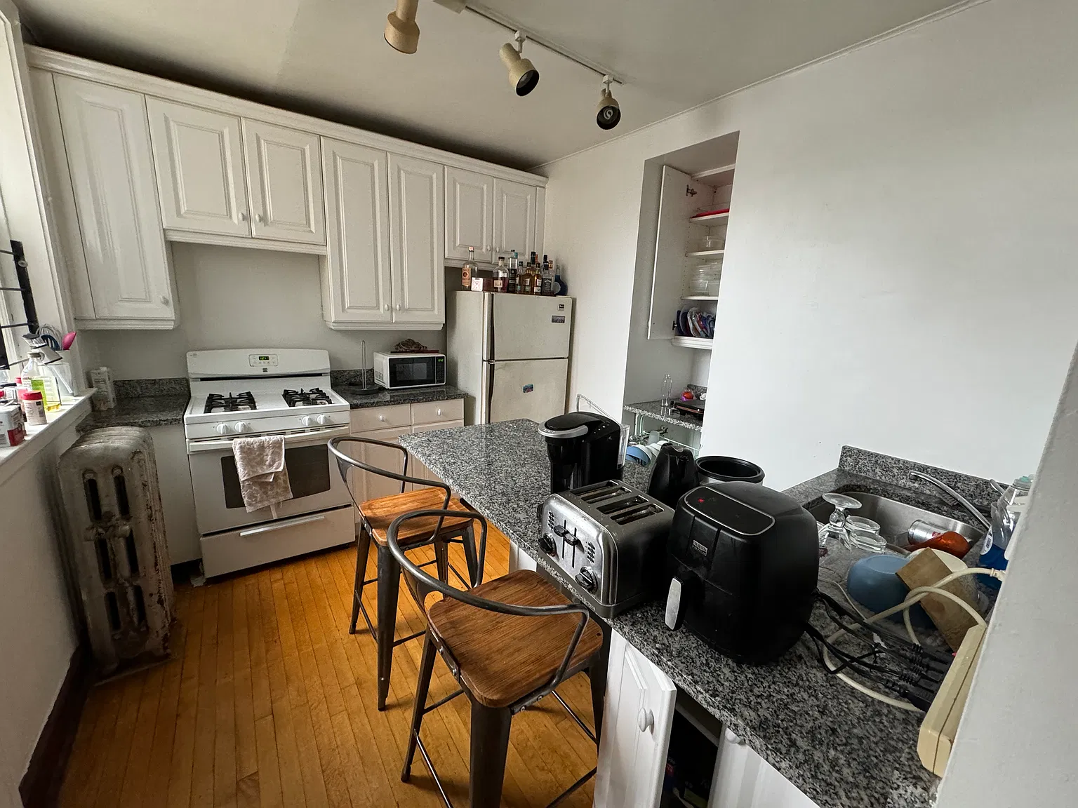 1534 W Roscoe St — Photo 3