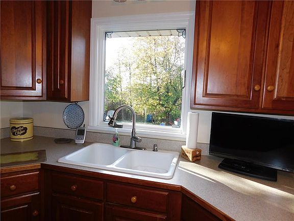 5th image of 5 Tamarack Dr