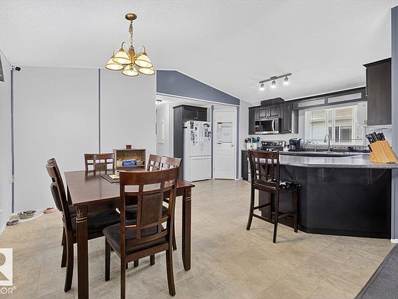 5th image of 1073 Aspen Dr E