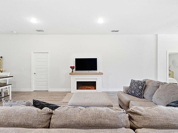 3rd image of 331 Crescent Ridge Rd