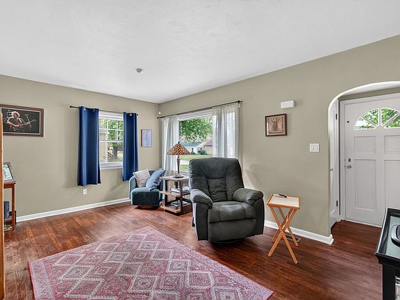 4th image of 3915 42nd St