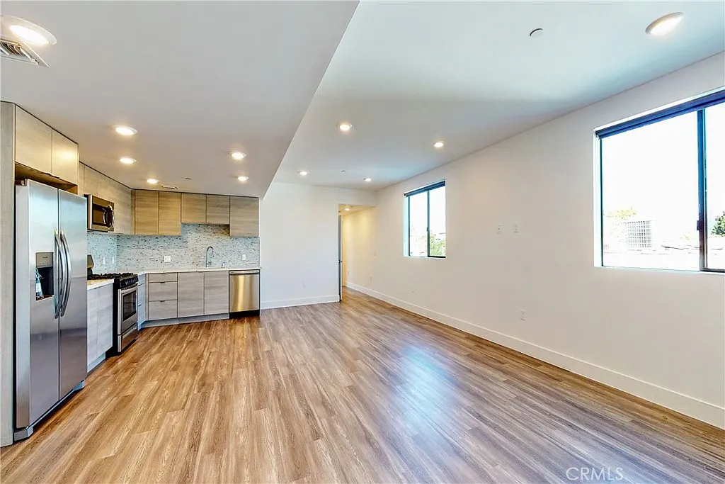 3 bed, 1650 sqft, $4,995 — Photo 2