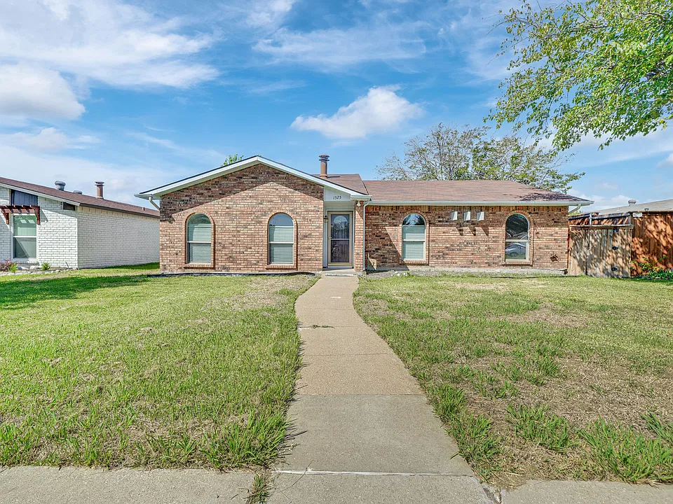 1525 Meandering Way