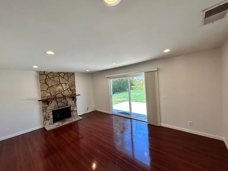 197 Sandberg St — Photo 2