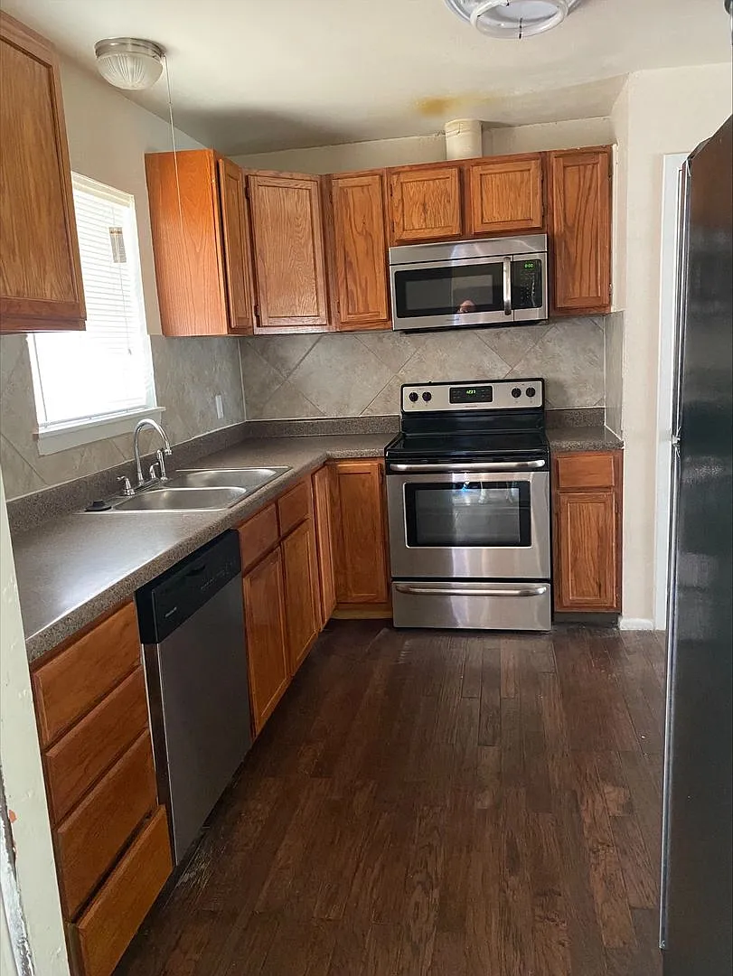 Large home — Photo 2