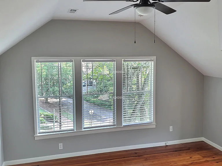 Large bedroom TALL CEILING