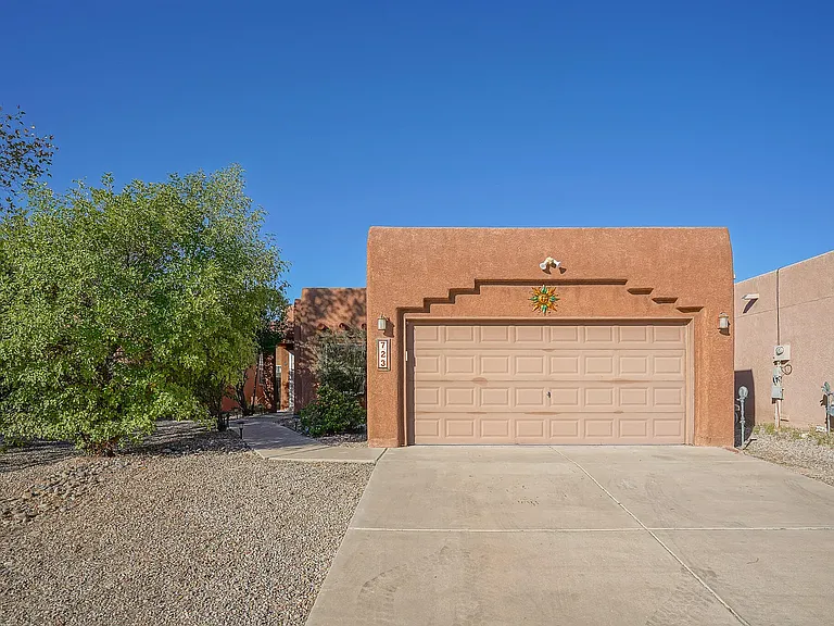 723 Seaborn Dr SW — Photo 1