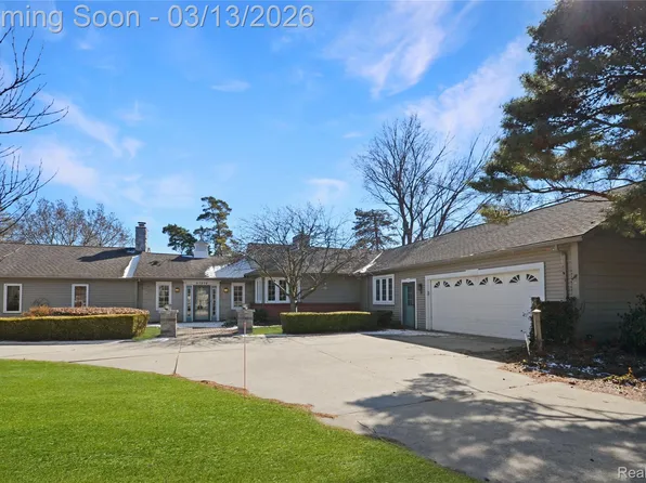 37272 Moravian Dr, Clinton Township, MI 48036