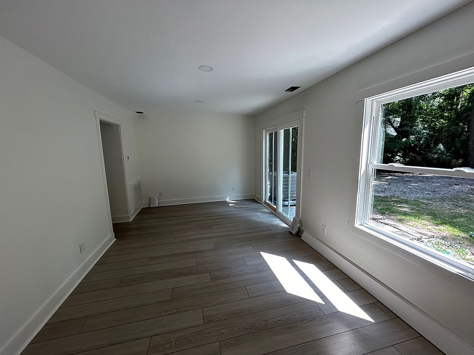 2nd living area that can be used as dining room / additional den or office space