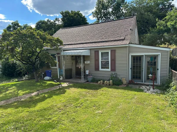 221 Seneca Dr, New Kensington, PA 15068