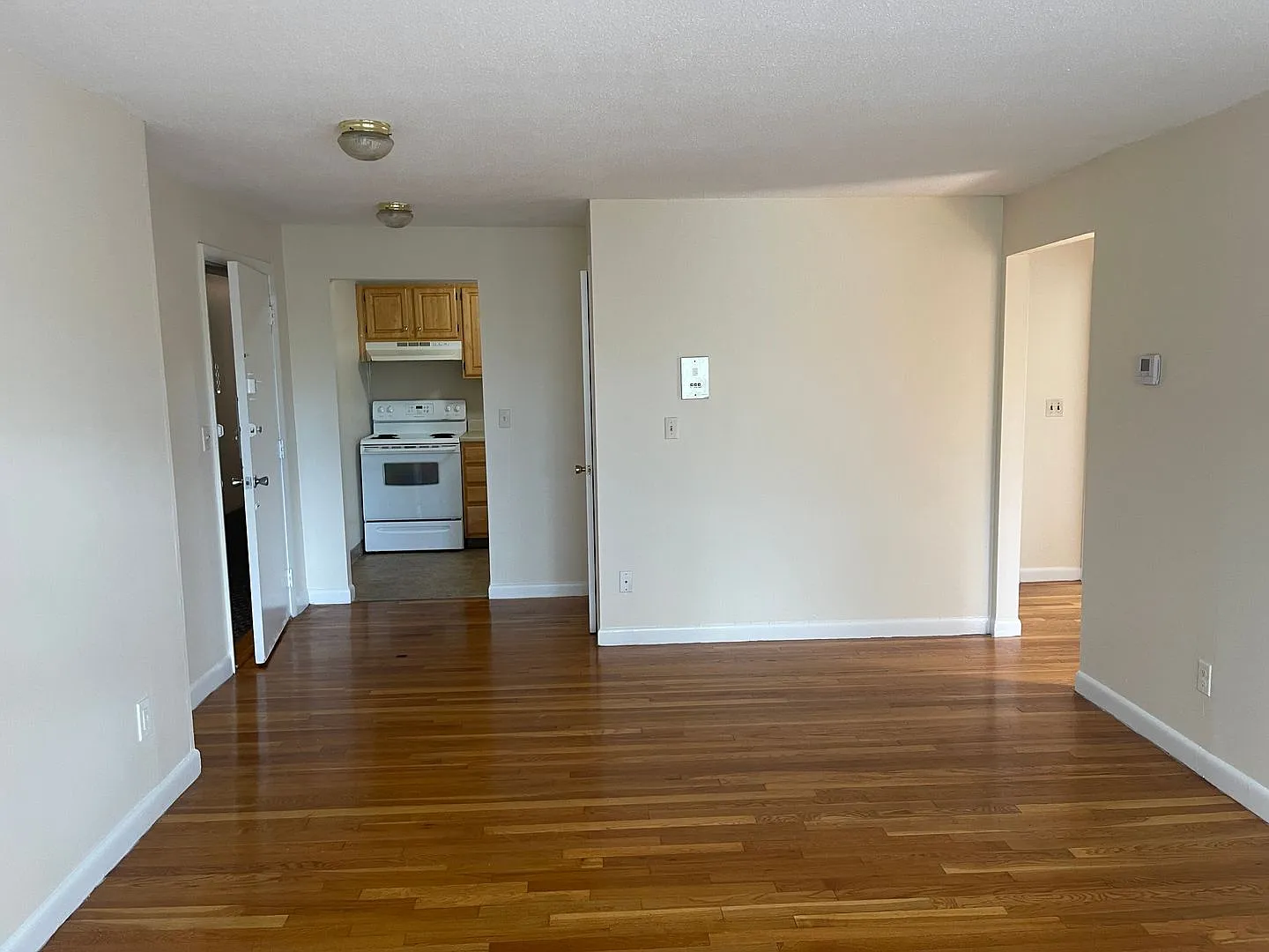 Free Month Modern 1st Floor Sunny B2 Ed Parking Included, Heat Hw Inc 1 Free Month No Lead Paint — Photo 3