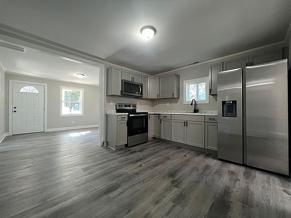 3rd image of 1113 Baker Blvd