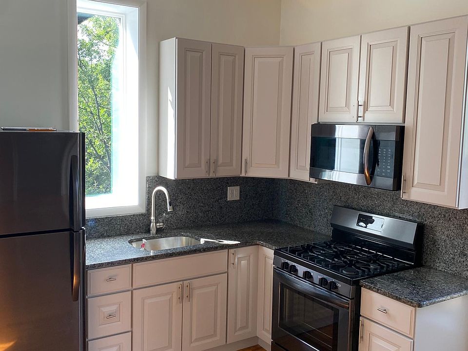 1st image of 624 N Ashland Ave #3R