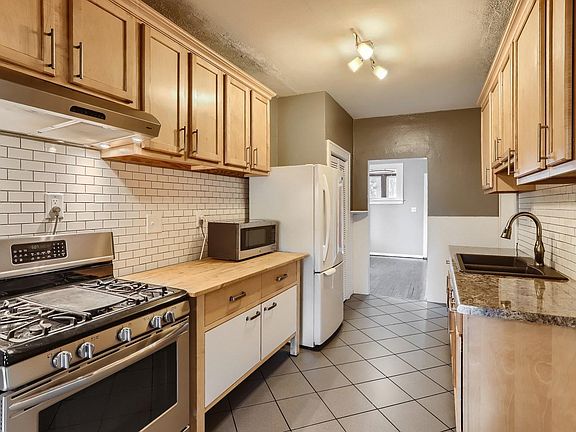 4th image of 652 36th Ave NE #11