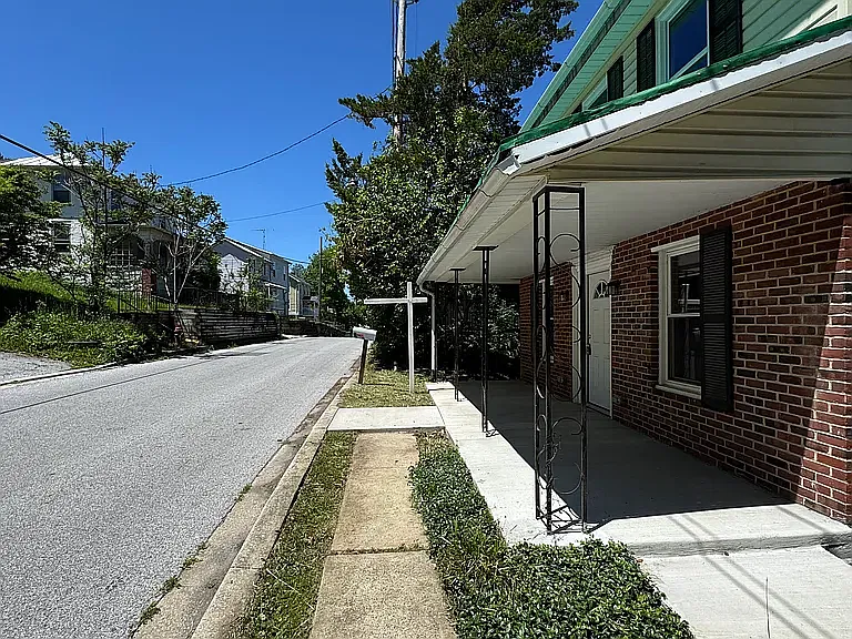 3 bed, 1600 sqft, $2,500 — Photo 4