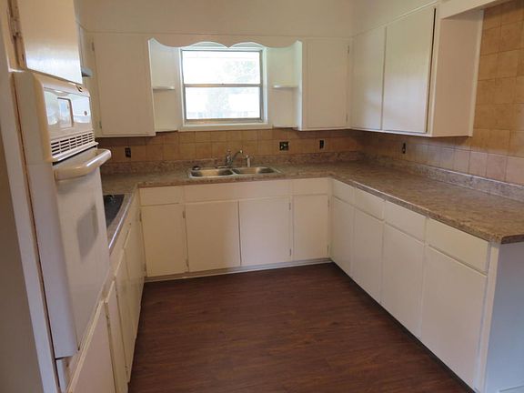 3rd image of 704 E Poplar St
