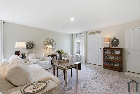 3 bed, 1266 sqft, $2,495 — Photo 4