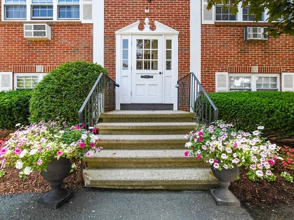 2 Nixon Ln APT 4, Stoneham, MA 02180