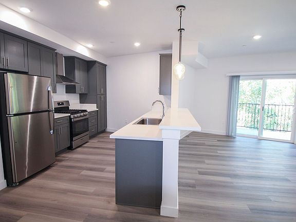 3rd image of 13713 Oxnard St #306