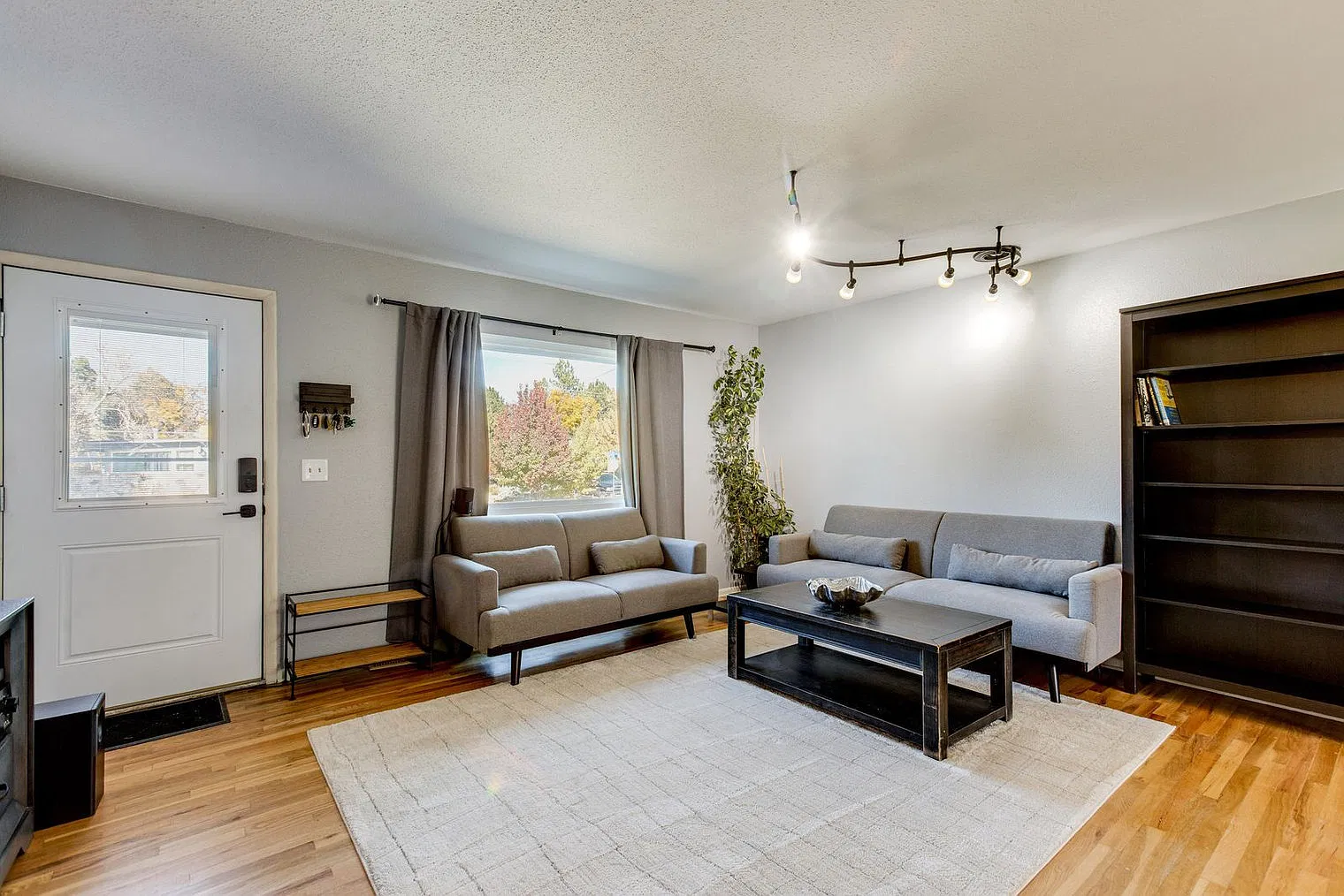 3 bed, 1.0 bath, 1248 sqft, $6,354 — Photo 2