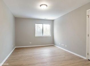 424 Drake Cir, Schaumburg, IL 60193