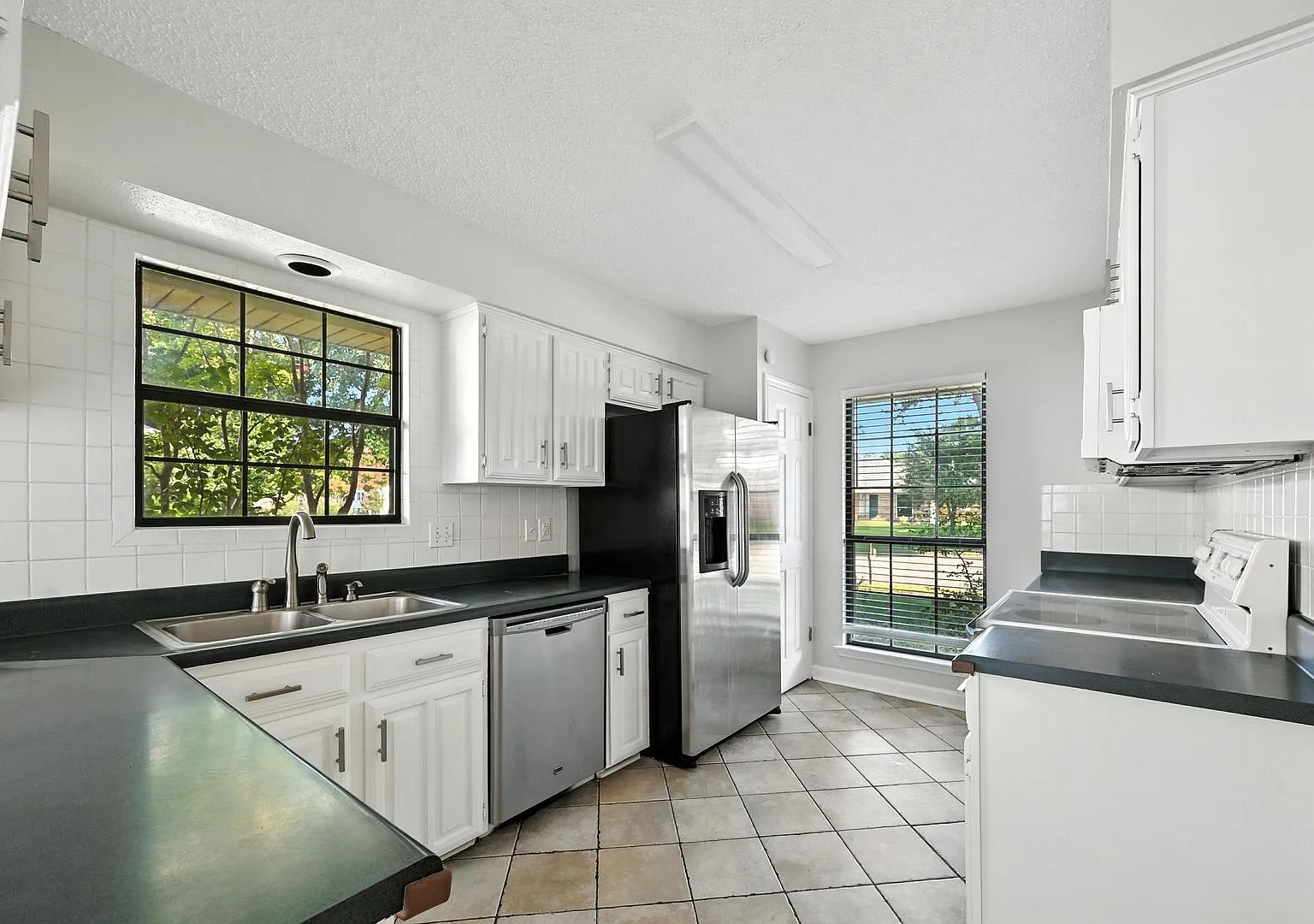Beautiful 4-Bedroom Home in Sought-After Plano — Photo 3
