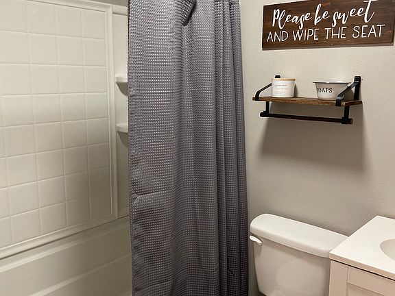 Hall bathroom, full bath