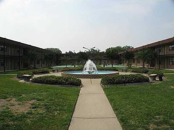 Also overlooks fountain