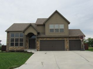 672 S Canyon Dr, Olathe, KS 66061