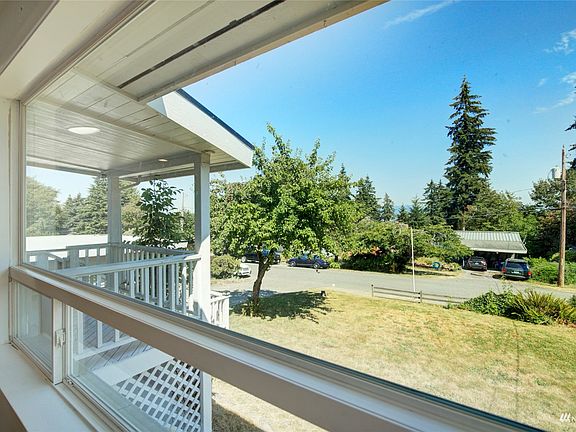 Big window from living room offers plenty of light and a view of your front yard>