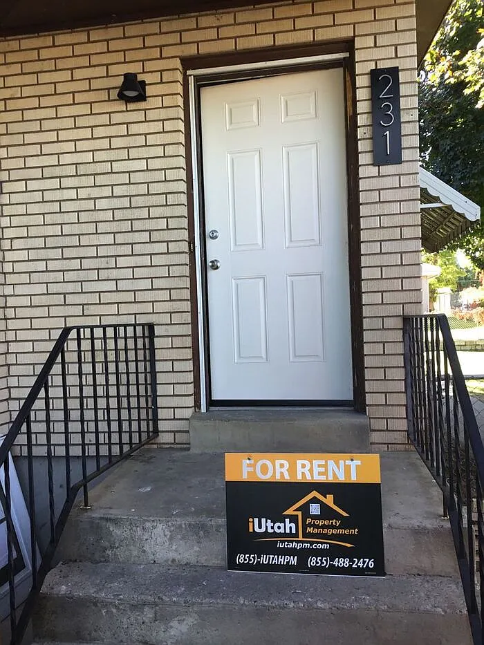 4 bed, 2.0 bath, 1900 sqft, $2,200 — Photo 2