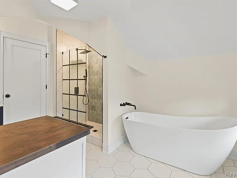374 E Grand Blvd #2A — Photo 18