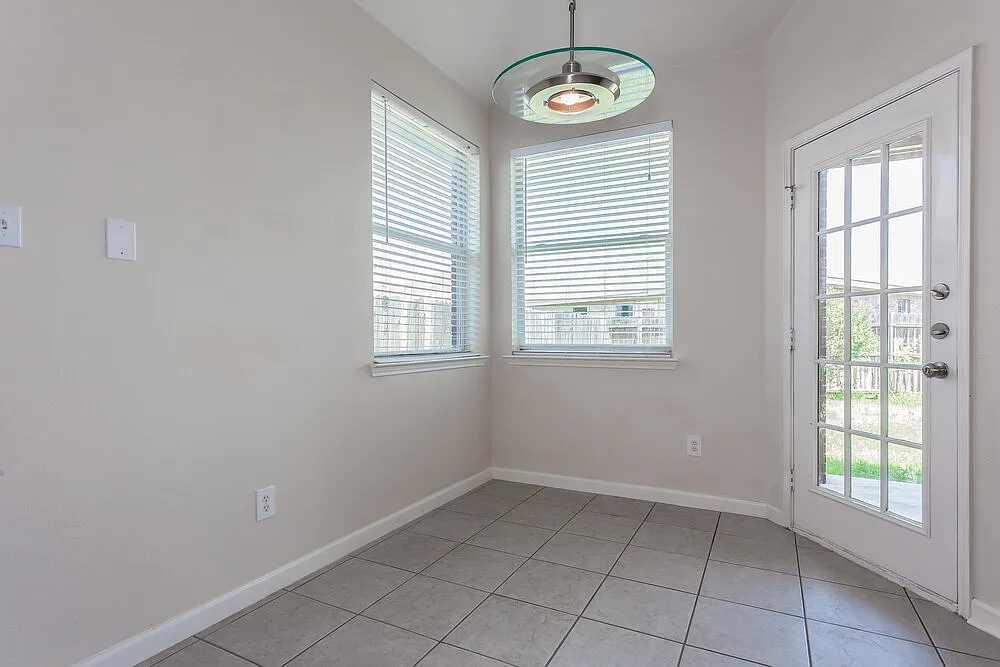 3 bed, 2.0 bath, 1418 sqft, $1,995 — Photo 4