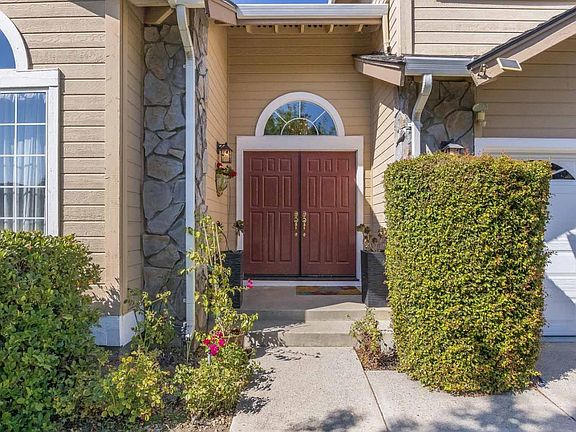 3rd image of 1820 White Oaks Ct