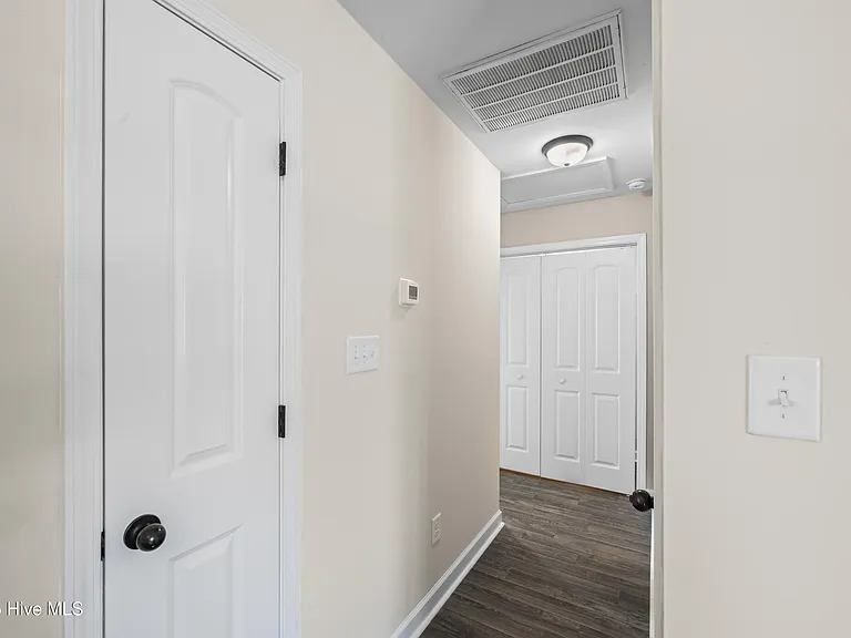 406 Paxton Ct — Photo 15