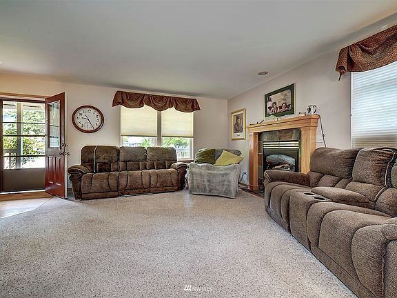 4th image of 1273 NE Gilmax Ln