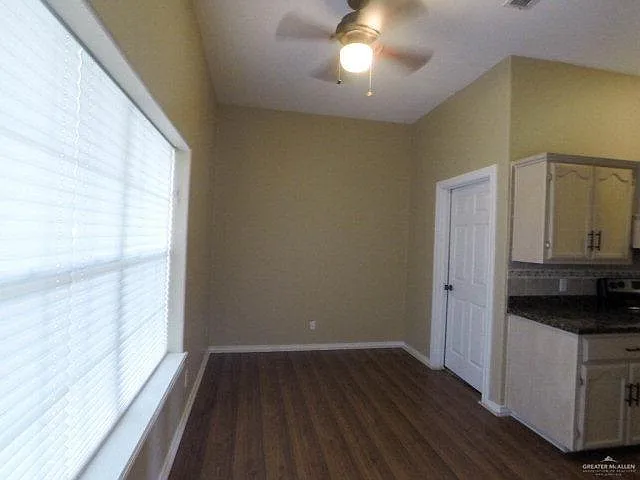 204 San Saba St — Photo 7