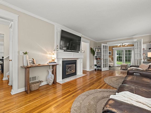 4th image of 2412 Manor Dr